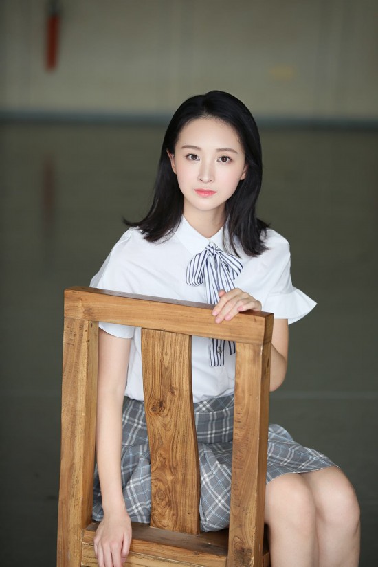 毕业季来了,卢秋宏校服写真少女力爆棚