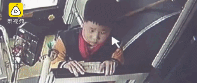 男孩坐公交误投20元饭钱急哭，结局没想到……--