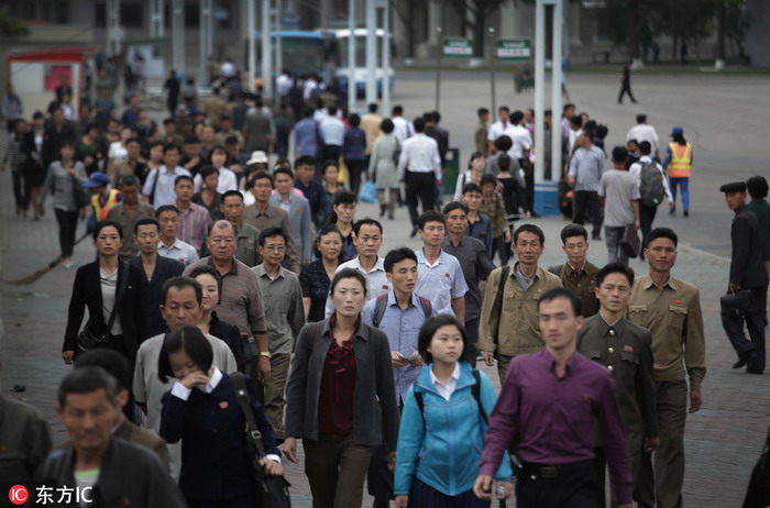 当地时间2016年9月28日,朝鲜平壤,早高峰时期,朝鲜男女朝地铁站走去.