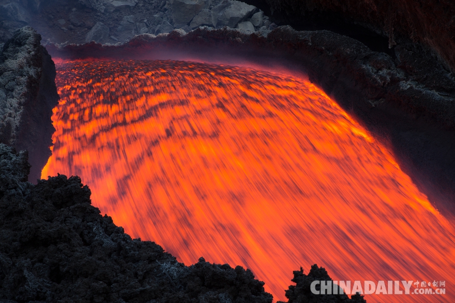 意大利埃特纳火山持续喷发 岩浆流动似"火龙"