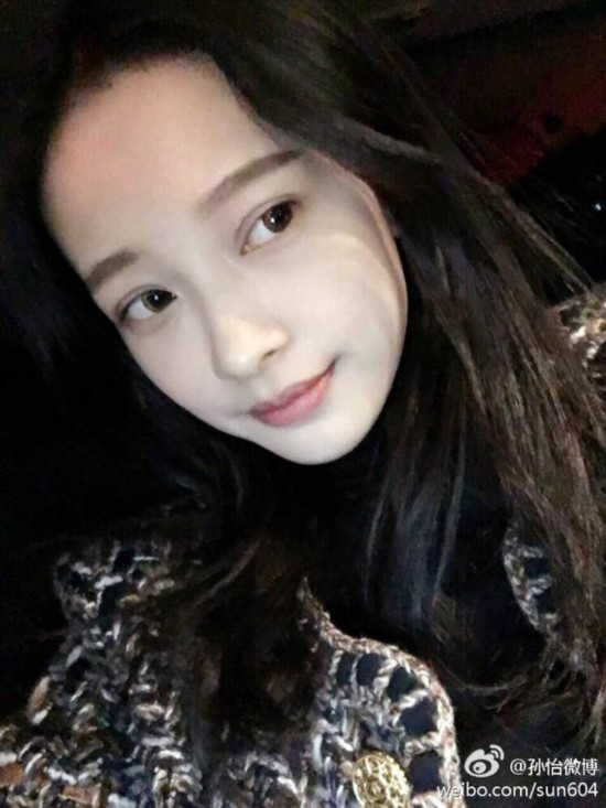 微博评论 近日,孙怡发文称:过年瘦了,并配一张手机自拍照片。照片中,孙怡眼睛看向斜上方,嘴角微微上扬,样子可爱又搞怪。不过,照片中的孙怡并不像配文所说的一样,貌似过完年之后也胖了些。满脸的胶原蛋白依旧甜美可爱,对于爱豆说自己瘦了,粉丝们却纷纷表示:你可能过了个假年。