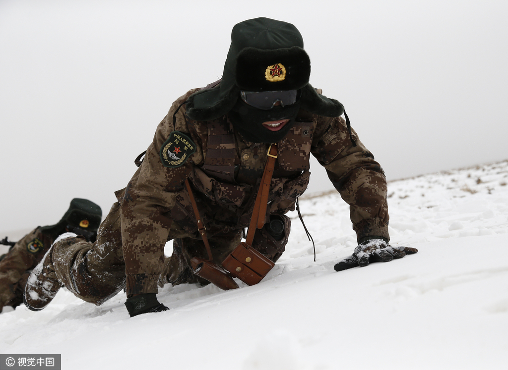 西藏阿里零下25 边防战士踏雪巡边