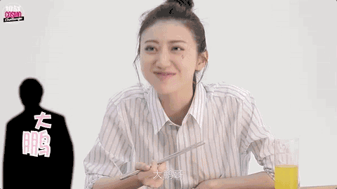 红人馆|吃货景甜示范了人美也能把巨型汉堡吃的好看