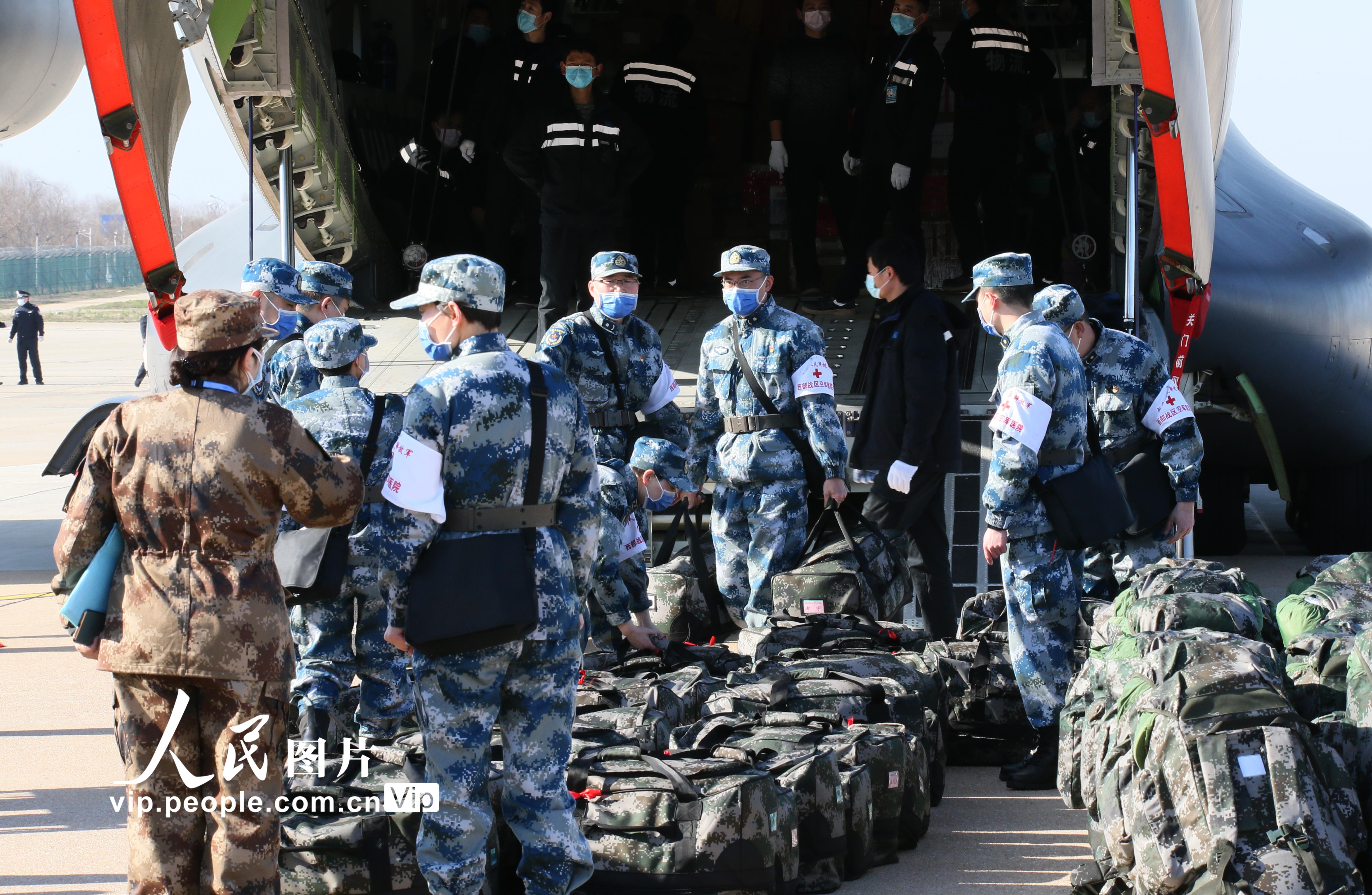 空军第四次向武汉大规模空运医疗队队员和物资