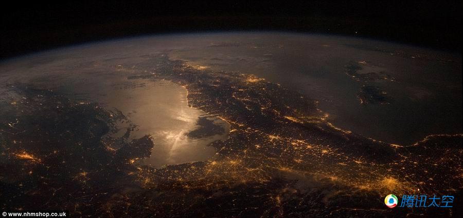 这是宇航员从国际空间站拍摄的地球夜景,图中是意大利的太空夜景,右下