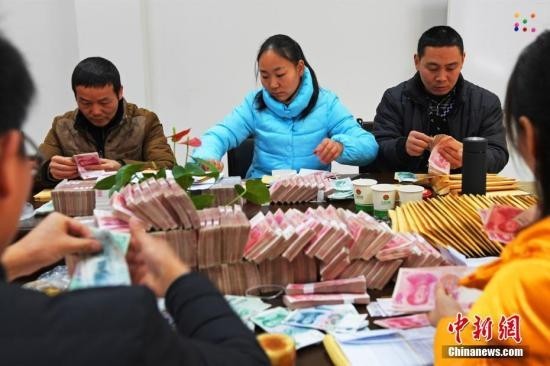 湖北一公司为农民工发工资 2500万现金现场发放.曹礼达摄