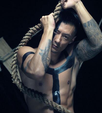 余文乐半裸上演大尺度诱惑 肌肉线条好man