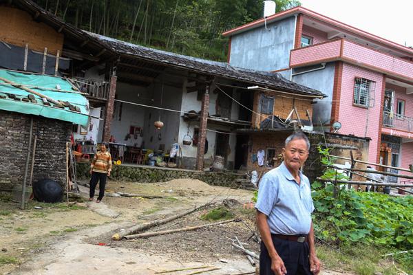 福建泉州市安溪县湖头镇下坑村,黄进春父母站在屋前.