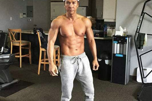 甄子丹不是武打明星吗?不要无止境地练肌肉了,胸与身材都不和谐了