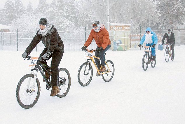 世界最冷自行车赛 选手零下40度冰雪中骑行