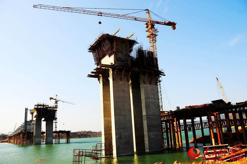 湖北十堰: 郧阳沧浪洲汉江大桥建设提速-新闻爆