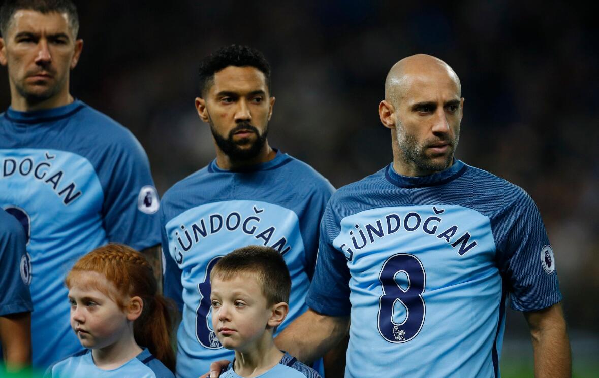 曼城集体穿队友球衣惹争议 京多安:我还活着