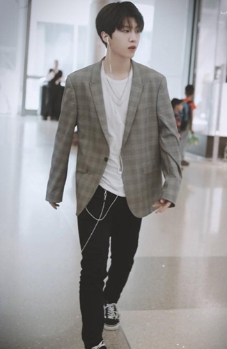 范丞丞独自一人回国上跑男，机场照秒变男神!