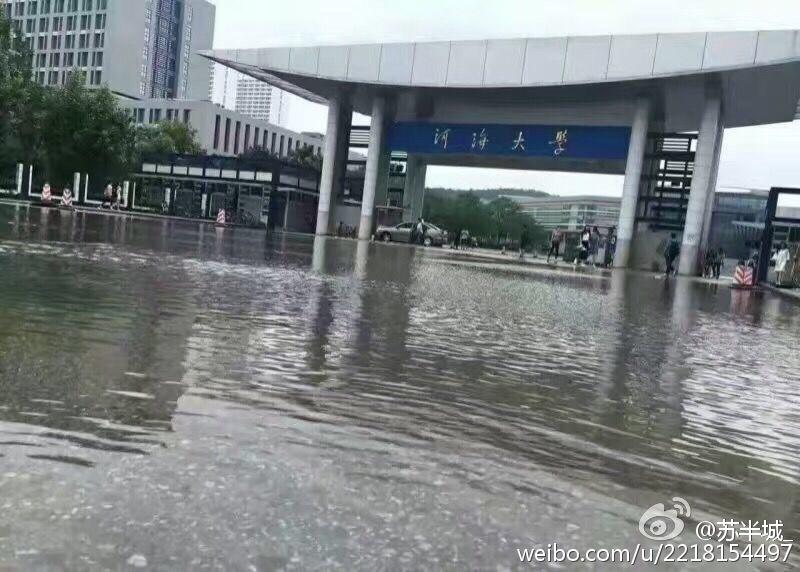 7月7日上午,一夜暴雨过后,南京河海大学江宁校区被雨水漫灌,超过