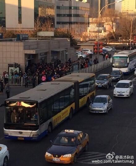 北京地铁1号线一乘客坠亡 地铁停运近1小时（图）