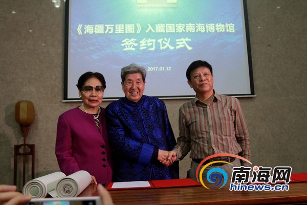 国家南海博物馆馆长丘刚(右)与李海涛教授签署捐赠协议.