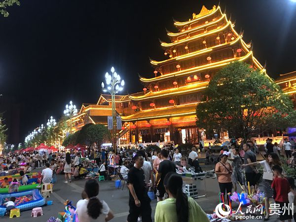 杉坪景区灯光璀璨,游客结伴,欣赏美丽的夜景;桐梓记忆网红街音乐缭绕