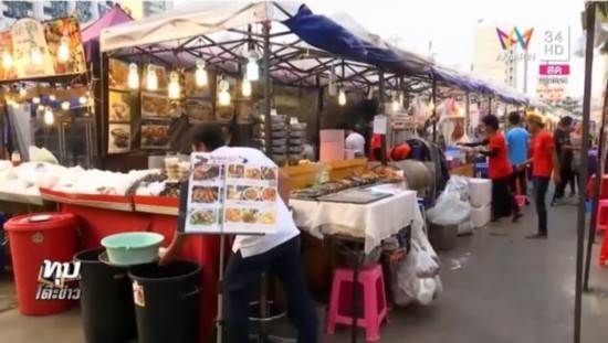 泰国女子夜市用餐被收2倍钱 老板：还以为是中国人。